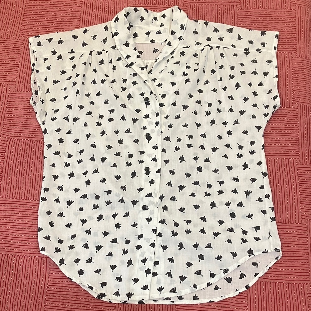 Vintage Black and White flower / leaf pattern Button Down short sleeve Shirt